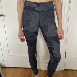 Lululemon Wunder Under Leggings size 6